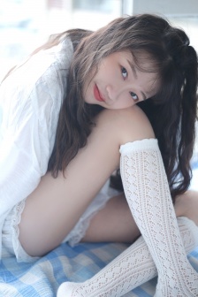 丫鬟露出双乳让老爷玩弄